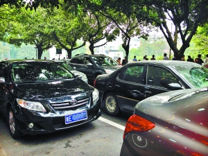 放學前校園門口停滿接送小孩的私家車。