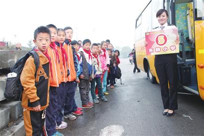 交運(yùn) 校溫馨 車開通嶗山新線路