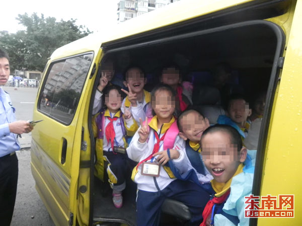 福州：核載9人滿載16名小學(xué)生 “山寨校車”駕駛員被罰款扣分