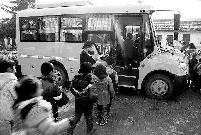 陜西：灃東新城的學(xué)生們坐上了正規(guī)校車