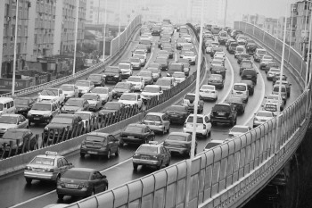 開(kāi)學(xué)首日,校車(chē)堵得遲到了