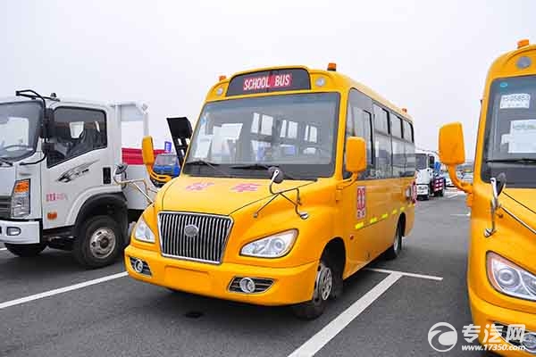 校車