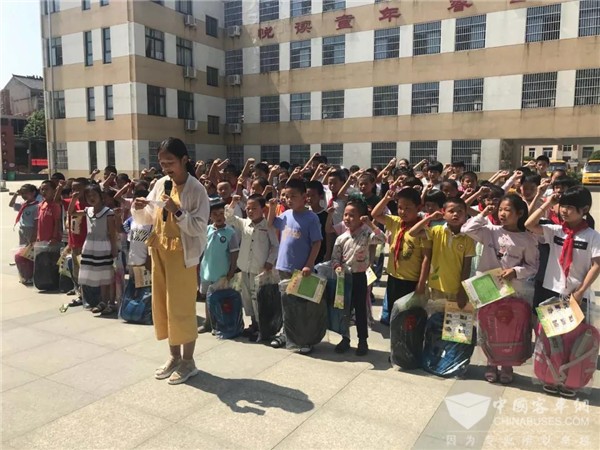 情系留守兒童，“百城千?！卑矂P校車公益行為愛再出發