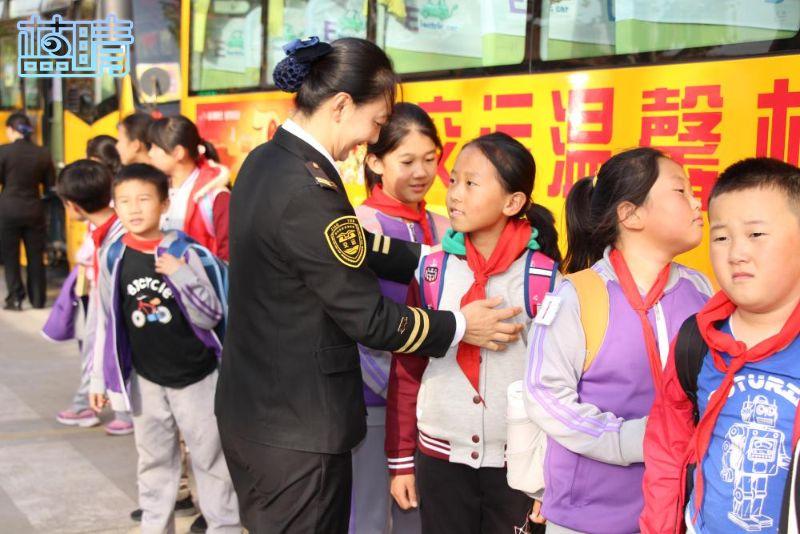 為學(xué)生提供乘車便利交運溫馨校車再增7輛校車