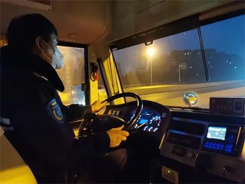 青島溫馨校車寒冬守護學子上學路