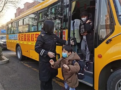 青島溫馨校車寒冬守護學子上學路