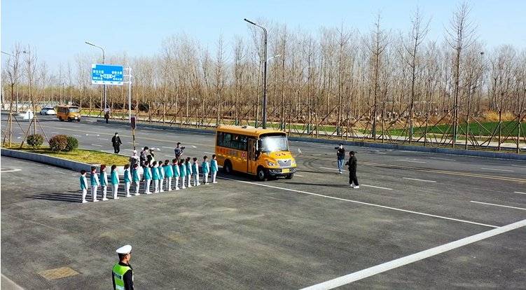 做通勤路上的“鋼鐵防線”，宇通校車實景演練護航上學路