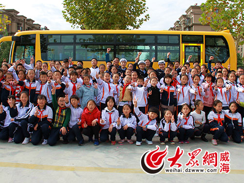 威海小學(xué)生校車應(yīng)急逃生演練
