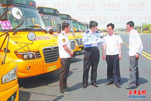 趁著假期，加強校車安全檢查
