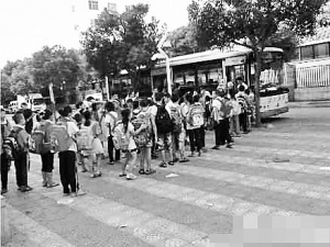 孩子們在排隊上車。網友供圖