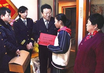 青島城陽貧困學(xué)生乘上免費(fèi)校車 已扶持100余人