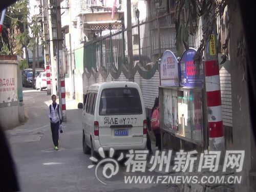 女孩快上車時(shí)候，一名學(xué)生還從車上跳下來(lái)。