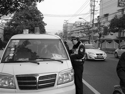 上海：市民舉報闖燈 校車司機下崗