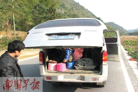 田陽(yáng)交警查獲3輛嚴(yán)重超載面包車 車上全部是學(xué)生