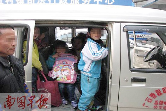 田陽(yáng)交警查獲3輛嚴(yán)重超載面包車 車上全部是學(xué)生