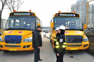 交警上街查校車