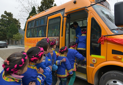 湖南：偏遠苗鄉學童獲贈愛心校車