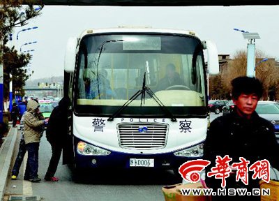 校車掛警車牌收費(fèi)接學(xué)生 被稱最牛校車(圖)