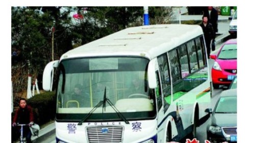陜西榆林現(xiàn)“最牛校車”：掛警車牌接送學(xué)生