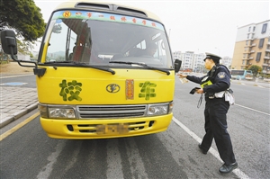 深圳:無許可證校車接送學生被罰1萬