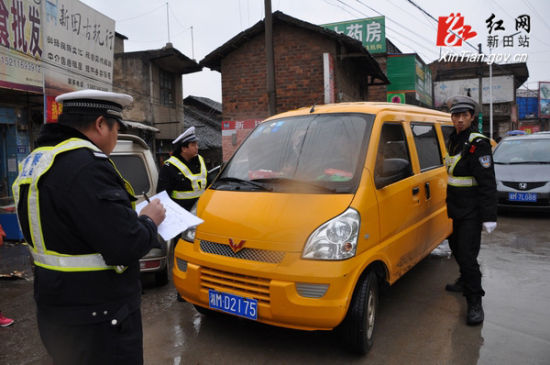 開學伊始新田交警嚴查校車安全
