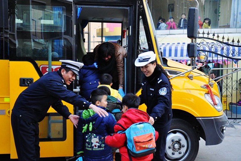 棗莊開展新學(xué)期校車安全檢查問題車不準上路