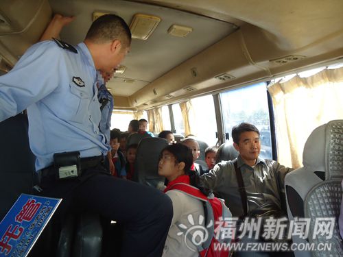 無駕駛資質且存在超員 男子開黑校車被罰款1萬元