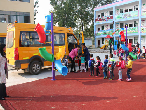 孝南楊店小學幼兒園用上了新校車具備GPS定位