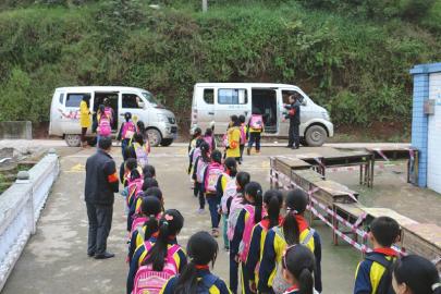 納溪區白節鎮小學生乘坐小客運校車