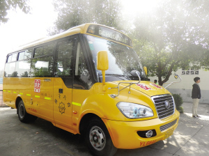 學校只有一輛校車 小學生清晨5點起床趕車上學