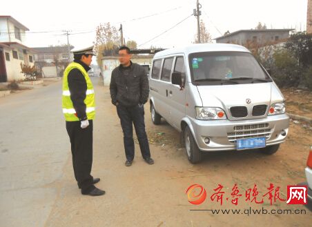 超員面包車被交警查扣。本報通訊員 張力斌 攝