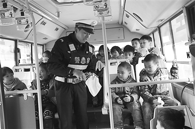 邵武交警組織開展了校車安全培訓(xùn)及校車逃生演練活動