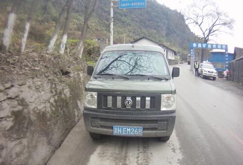 一超載非法校車(chē)被查 8座小車(chē)竟塞滿17名幼兒(圖)
