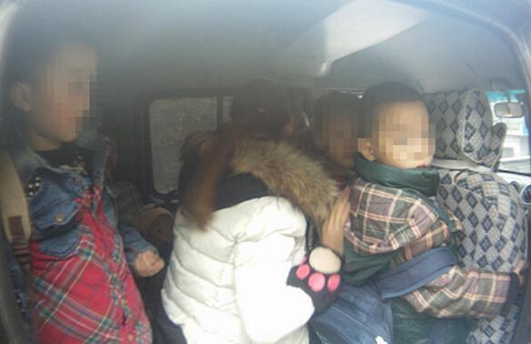 圖為民警查獲嚴(yán)重超載的非法校車(chē)（如采用圖片請(qǐng)蒙蔽幼兒正面的面部）；攝影：向竹筠