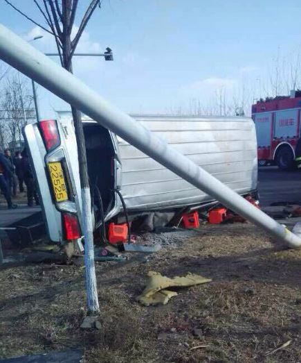 天津一校車發生車禍側翻 傳2名兒童當場死亡
