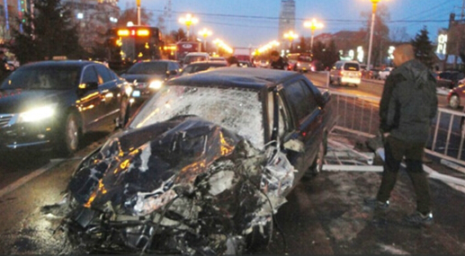 當(dāng)轎車(chē)撞上校車(chē) 宇通校車(chē)用安全回饋國(guó)民信任