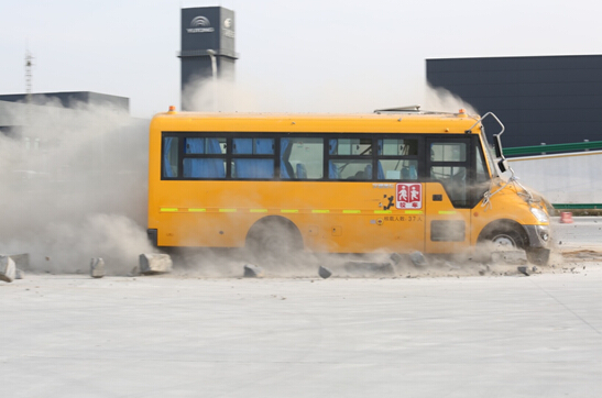 當(dāng)轎車(chē)撞上校車(chē) 宇通校車(chē)用安全回饋國(guó)民信任