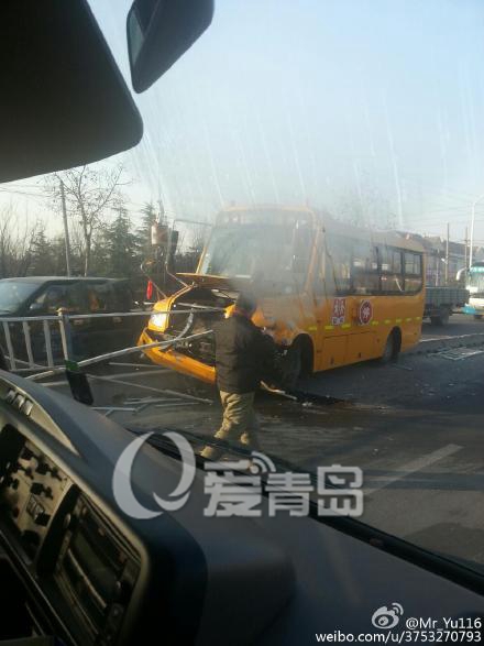 新校車撞上護欄受損嚴重　車上沒有學生無人員傷亡