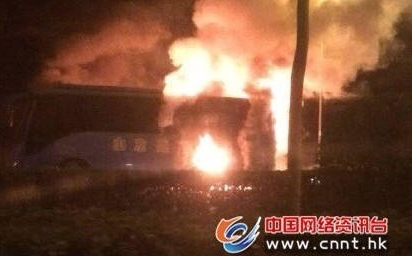 山東濟南一輛校車發生起火自燃 火光沖天