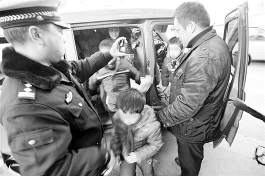 兩輛黑校車被查獲 搭塊木板當座椅擠進十個孩子
