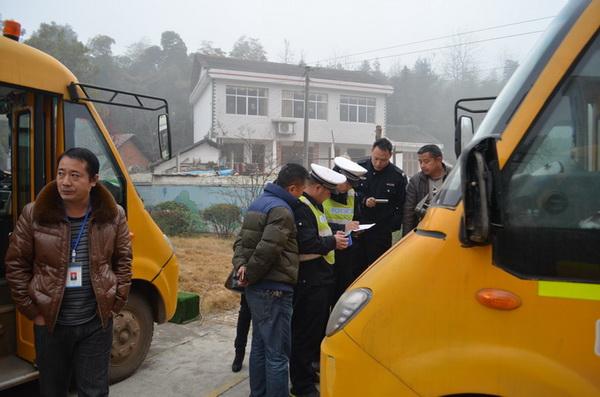 湖南：政府牽頭校車“體檢”  力保學生乘車安全