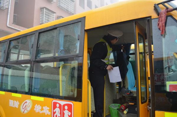 湖南：政府牽頭校車“體檢”  力保學生乘車安全