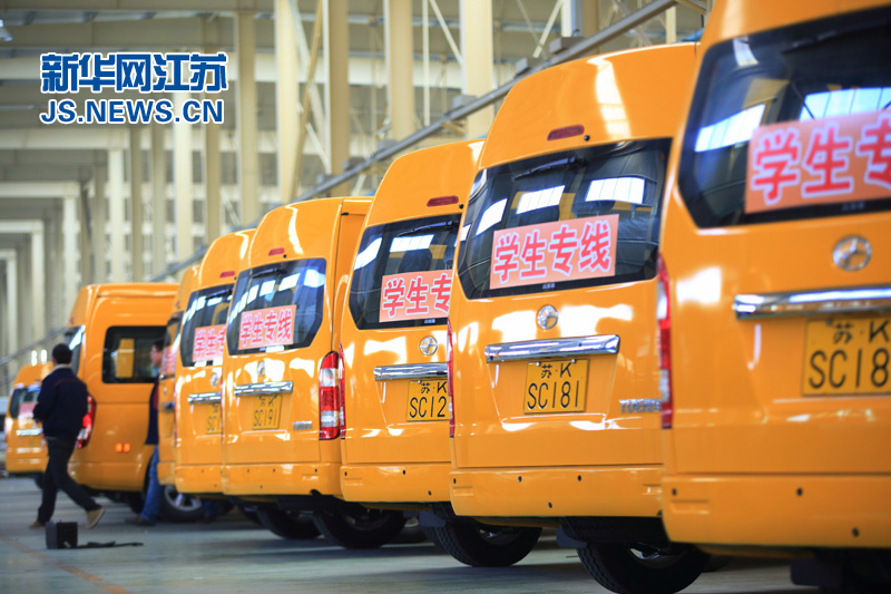 江蘇：九龍汽車向揚(yáng)州捐贈(zèng)電動(dòng)校車