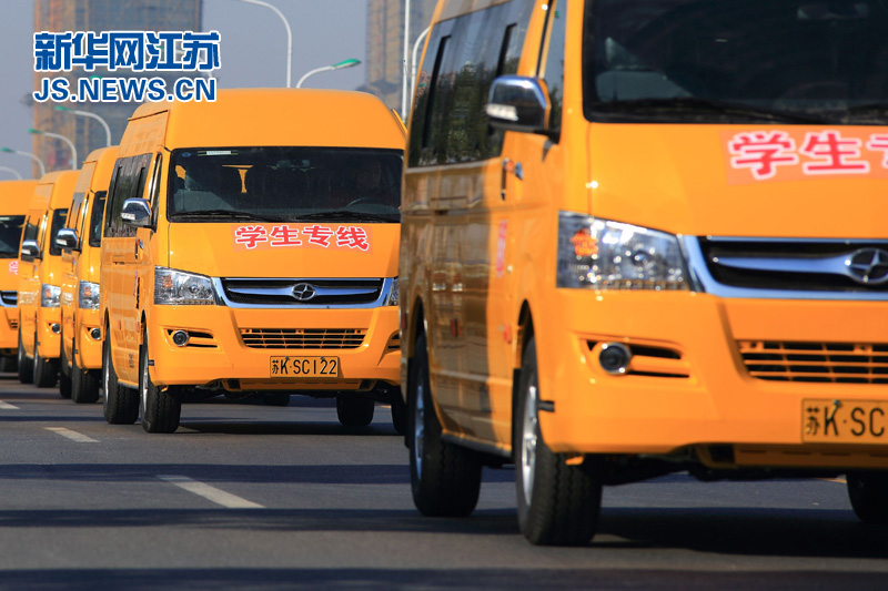 江蘇：九龍汽車向揚(yáng)州捐贈(zèng)電動(dòng)校車