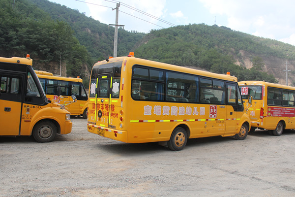 未取得標牌私自接送學(xué)生  延安14輛違規(guī)校車被查扣