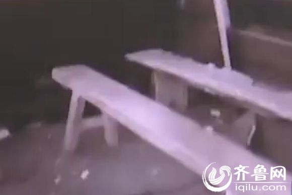 商務(wù)車后排的座椅改成了板凳（視頻截圖）