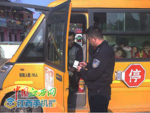 民警在對校車進行檢查
