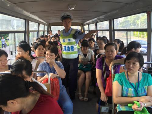 深圳一校車未年審且無證駕駛 車內超載坐滿大媽