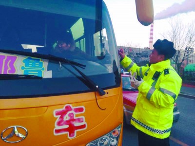 11月28日，市公安局交通警察局開展了校車違法行為專項整治行動。利用早晚接送學生的高峰時段，在全市范圍內設置34處學校周邊固定整頓組、50組巡邏管控組，全面對校車超員、超速、涉牌涉證等交通違法行為進行集中整治。整治行動當日，共計查獲校車各類交通違法行為30起，扣留非法營運黑校車3輛。