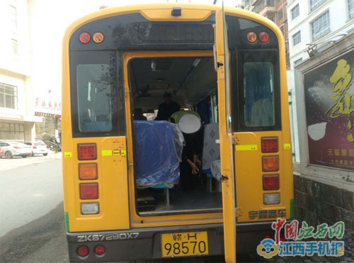 江西省景德鎮(zhèn)市：交警中隊(duì)深入學(xué)校落實(shí)校車安全檢查